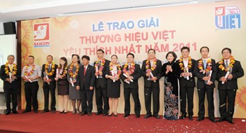 Some winners receive the ‘Favorite Vietnam Brands’ awards in HCMC on November 26, 2011 (Photo: SGGP)